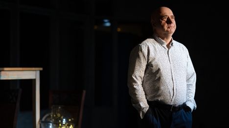 Valkovenäläinen näyttelijä, ohjaaja ja teatterinjohtaja Uladzimir Ushakou joutui pakenemaan ensin poliittista vainoa Minskistä Ukrainaan Kiovaan, ja sieltä sodan alettua Suomeen Artists at Risk -järjestön avustamana.