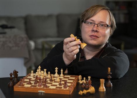 Tomi Nybäck ansaitsi vuonna 2003 selvästi nuorimpana suomalaisena, vain 18-vuotiaana, suurmestariarvon, joka on korkein mahdollinen šakkiarvonimi.