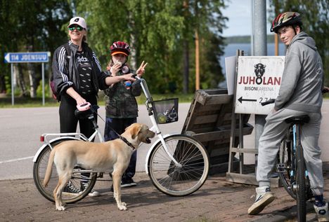 Anu (left), Jessica, and Joona Laukkanen and the Rubin dog had come to Uukuniemi for a vacation from Pukkila. They were supposed to visit the bison garden.