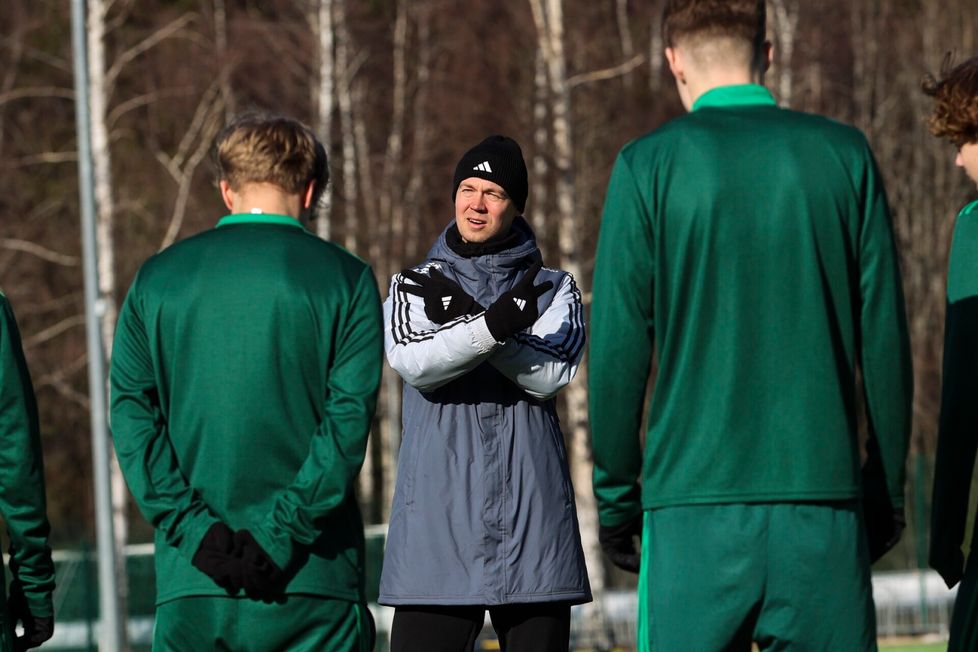 Iikka Miettisen valmentama Ilves/2 pelaa Kakkosen B-lohkossa. Hän veti joukkueen treenejä Kaupissa maaliskuussa.