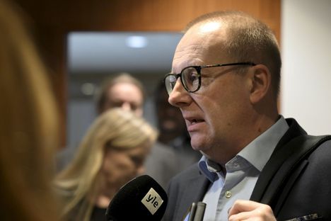 SAK:n puheenjohtaja Jarkko Eloranta kommentoi työmarkkinatilannetta ja torstaille suunni­teltujen poliittisten työtaistelujen tilannetta työnantajaliittojen ja palkansaajakeskusjärjestöjen neuvottelujen jälkeen Helsingissä 13. joulukuuta 2023. 