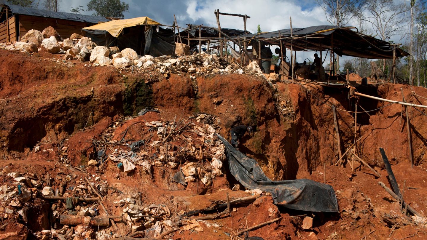 Venezuelan gold mines emptied as military forces evict illegal miners