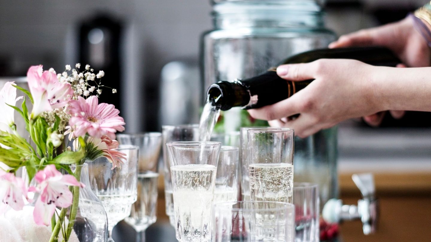 Summer Parties: Psychologist advises on successfully combining different friend groups