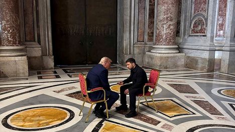 Yhdysvaltain presidentti Donald Trump ja Ukrainan presidentti Volodymyr Zelenskyi tapasivat Paavi Franciscuksen hautajaisissa Vatikaanissa huhtikuun 26. päivä.