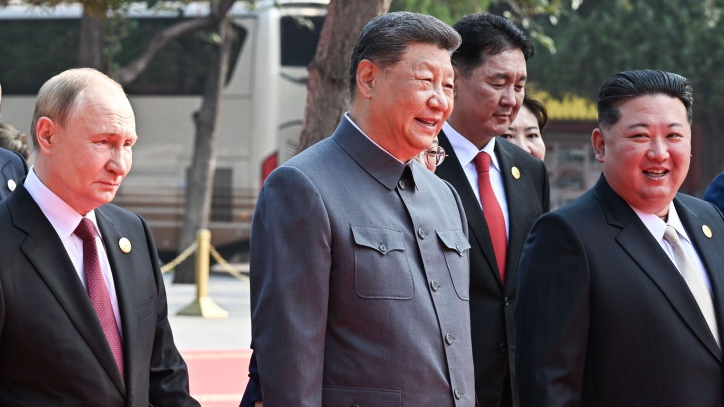 Kiina | Autoritaariset johtajat astelivat rinta rinnan punaisella matolla ja juttelivat katsomossa, Kiina esitteli sota­kalustoaan Pekingissä