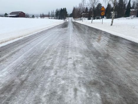 Tällainen luistinrata oli Pohjantie Ylöjärvellä torstaina aamupäivällä.