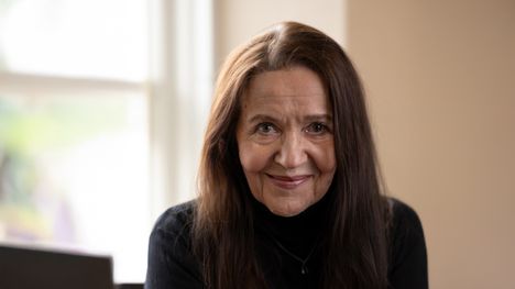 ”Ratsastus on laji, jossa voi kehittyä ja oppia uutta näin kypsemmälläkin iällä”, näyttelijä Riitta Havukainen sanoo.