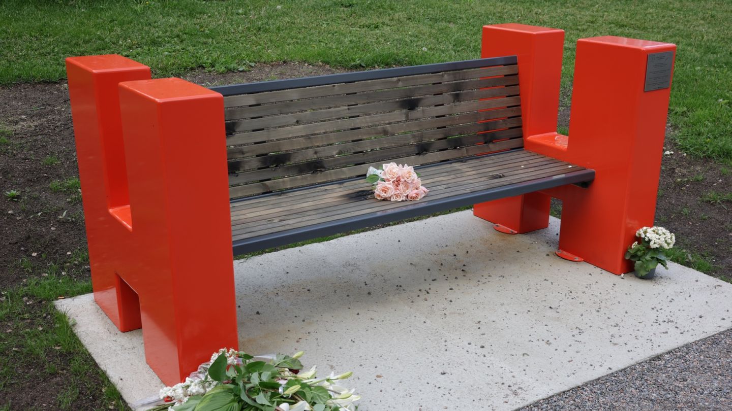 Helsinki Police Investigate Vandalism of Alexei Navalny Memorial Bench