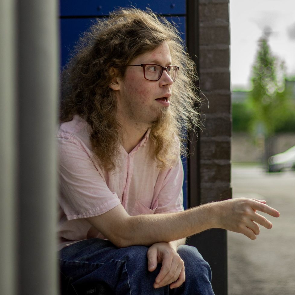 Oliver ei ole koskaan käynyt tapaillut naista tai ollut parisuhteessa. 