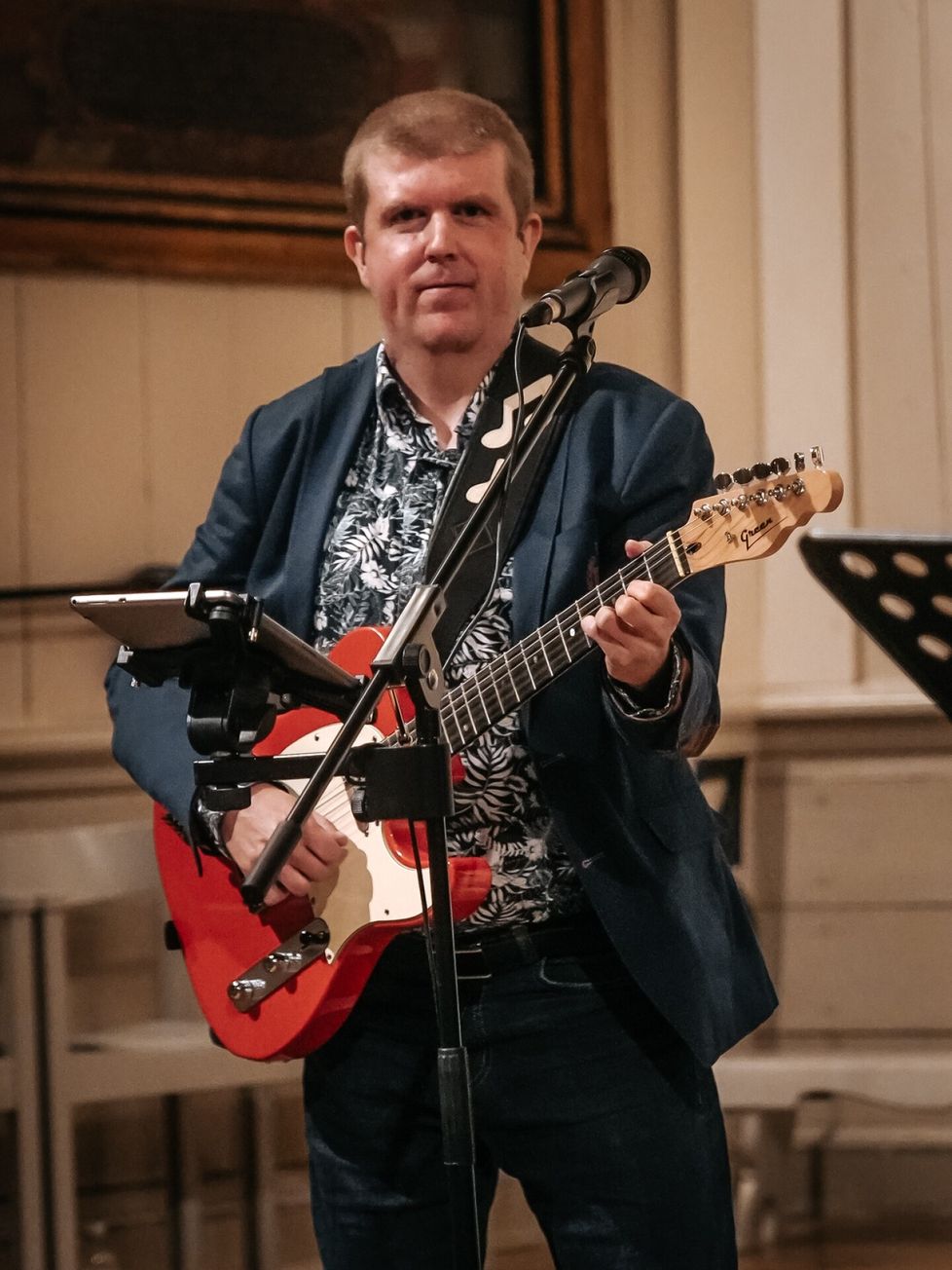 Tom Håkans, who lives in Mustasaari, is a songwriter and singer.