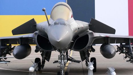 Ranskalainen Rafale-hävittäjä kuvattuna Pariisin liepeillä Villacoublayn lentotukikohdassa maanantaina. Ukraina ja Ranska kertoivat tehneensä aiesopimuksen jopa 100:n Rafale-hävittäjän hankinnasta.