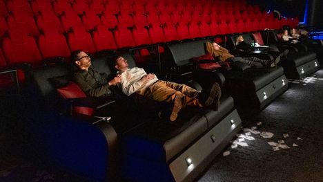 Finnkino asensi saleihinsa sänkyjä – näin toimitaan, jos vieruskaveri käyttäytyy sopimattomastiTV & elokuvatElokuvasängyt on suunniteltu kahdelle jaettavaksi, mutta niihin myydään myös yksittäisiä lippuja.TV & elokuvat13:35