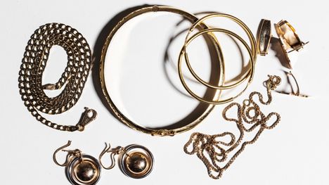 Aamulehti testasi kultakorujen myyntiä. Tarjottujen hintojen välillä oli suuri ero. 