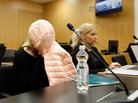 Syytetty peitti kasvonsa istunnon alussa Länsi-Uudenmaan käräjäoikeudessa Espoossa perjantaina.