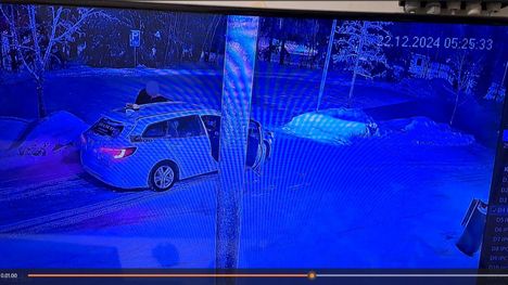 Aamuyöllä taksiin noussut mies pyysi kuljettajaa pysähtymään ja repi tämän ulos autosta. Asiakas lähti sitten itse ajamaan kohti Kangasalaa. Dramaattinen tilanne tallentui kaupan valvontakameraan. 