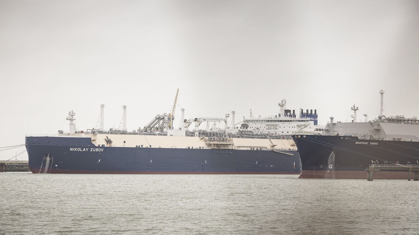 Sanctions | FT: EU countries paid billions for Russian gas just months before import ban took effect