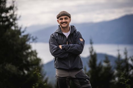 Jacky työskentelee järjestyksenvalvojana, mutta kokee olevansa ensisijaisesti esiintyjä.