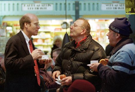 Kimmo Sasi teki vaalityötä Tampereen kauppahallissa Pauli Lingrenin ja Kalervo Lehtisen kassa helmikuussa 2002.