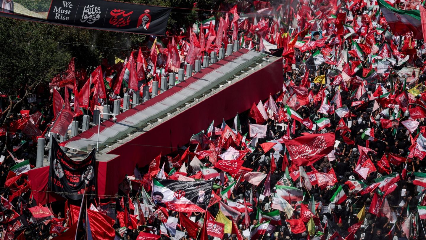 Suora lähetys: Ali Khamenein hautajaiset