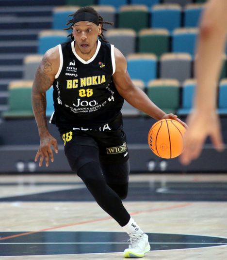 Isaiah Rossin 28 pistettä avittivat BC Nokian pisteen voittoon Hongasta Korisliigan alemman jatkosarjan päätöskierroksella. Näätäpaitojen Korisliigakausi kuitenkin päättyi Kouvojen napattua viimeisen pudotuspelipaikan.