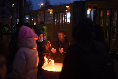 Taisteluja paenneet ihmiset lämmittelivät Lvivin rautatieasemalla läntisessä Ukrainassa. 