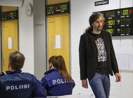 Entinen kaupunginvaltuutettu Junes Lokka on tullut tunnetuksi oikeustaloilla. Lokka oli Oulun käräjäoikeudessa muun muassa maaliskuussa 2019, kun oikeus käsitteli hänen kunniansa loukkaamista. Myös Lokan omia rikossyytteitä on käsitelty oikeudessa useita kertoja.