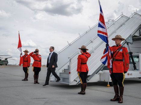 Britannian pääministeri Keir Starmer saapui sunnuntaina Galgaryn lentokentälle osallistuakseen Kananaskisissa Kalliovuorilla järjestettävään G7-ryhmän huippukokoukseen.