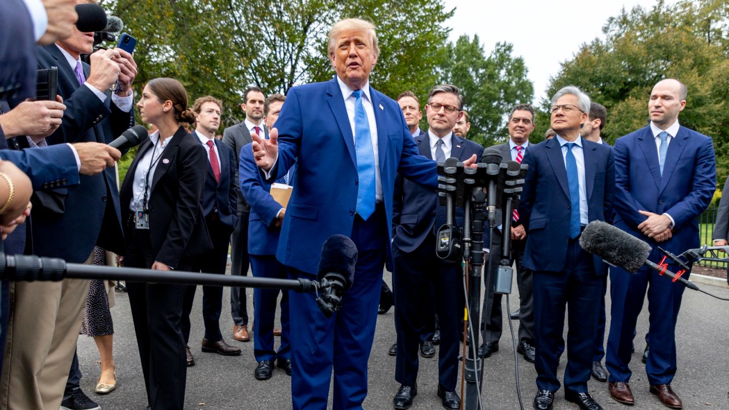 Trump kokosi tekoälyalan kerman Valkoiseen taloon – istumajärjestys paljastaa huiput