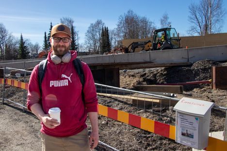 Jani Jokisesta ilmaiset korvatulpat ovat ihan hyvä juttu, mutta hän uskoo, että laatikot voivat houkutella myös ilkivaltaan. Takana kulkeva työkone on Hatanpään valtatiellä.