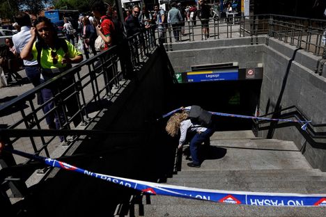 Metron työntekijä kulki sulkunauhojen ali Legazpin metroasemalle Madridissa.