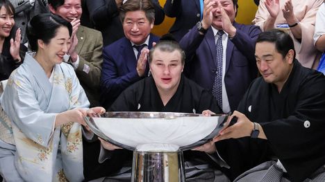 Ukrainalainen Danylo Yavhusishyn (edessä kesk.) esitteli voittamaansa palkintoa 23. marraskuuta.