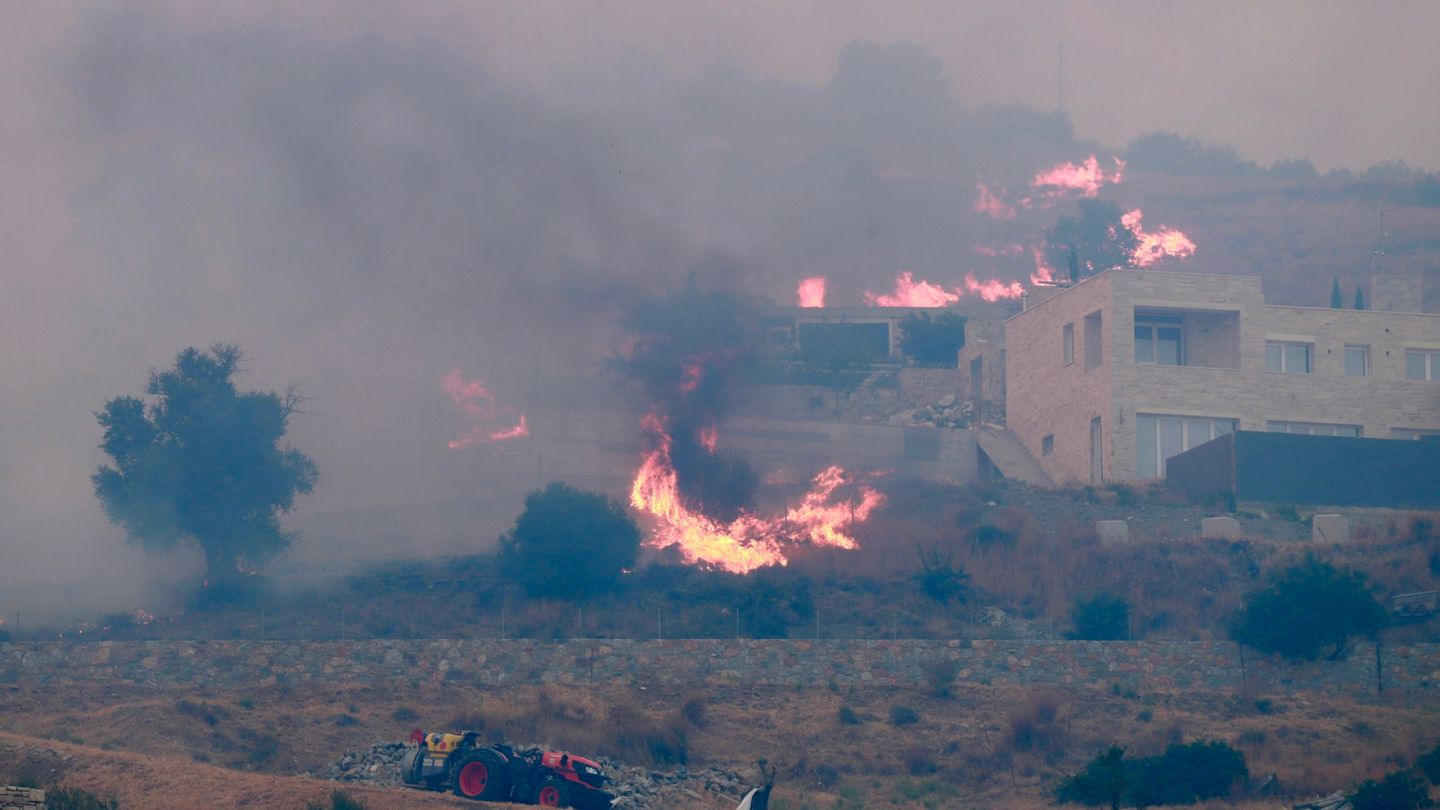 Southern Europe battles wildfires amid heatwave; thousands evacuated in Crete