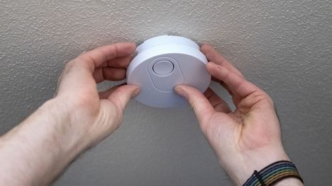 Palovaroitin pitää asentaa kattoon vähintään puolen metrin päähän seinästä. Asiantuntija suosittelee poraamista, ei tarrakiinnitystä.