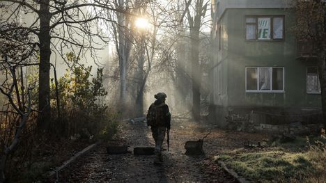 Ukrainalaissotilas vaurioituneen kerrostalon edustalla eturintaman lähistöllä olevassa  Kostjantynivkan kaupungissa Donetskin alueella viime viikolla. 