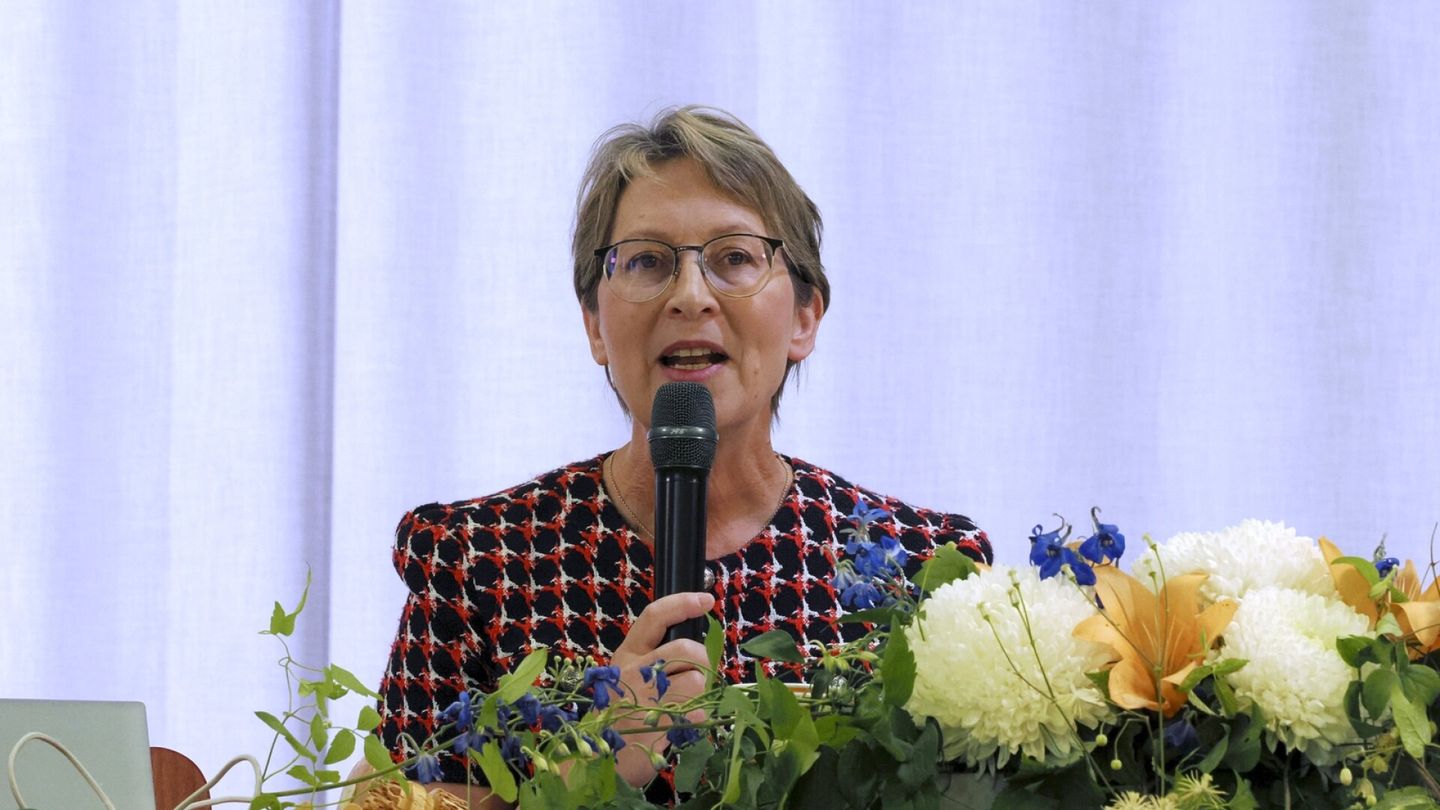 Puolueet | Sari Essayah valittiin jatkamaan kristillisdemokraattien puheenjohtajana