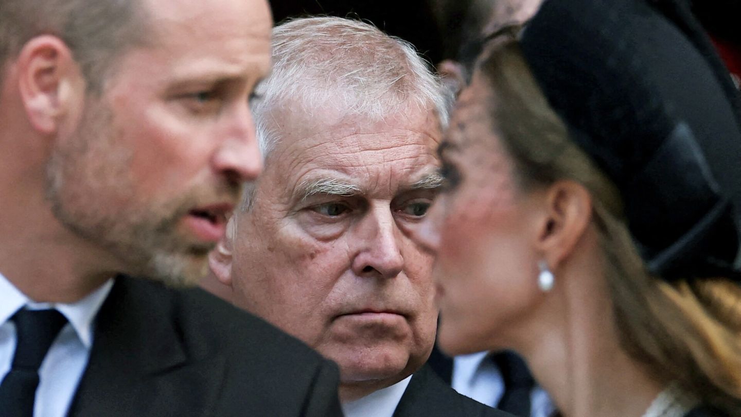 British Royals | British tabloids: Former Prince Andrew moved out of his home under the cover of darkness