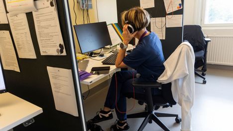Kirjoittaja pohtii, voisivatko ohitse kävelevät hoitajat huomioida aulassa jonottavat asiakkaat edes jotenkin. Kuvituskuva, henkilö ei liity kirjoituksen aiheeseen.