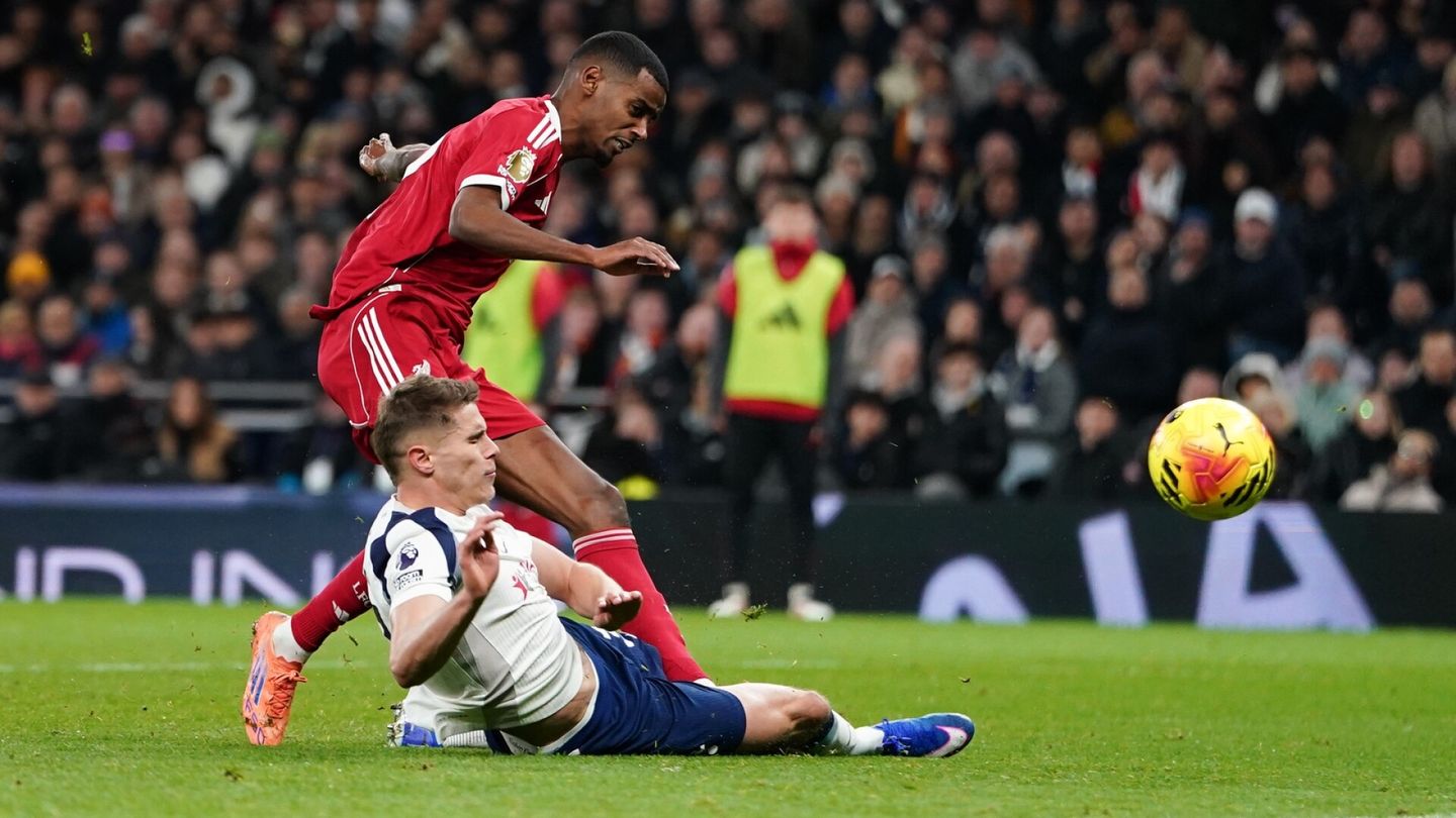 Jalkapallo | Liverpool kaatoi Tottenhamin dramaattisessa ottelussa – Alexander Isak loukkaantui