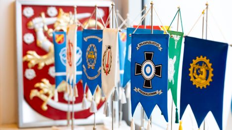 Reserviläisliiton standaari Pirkanmaan sotaveteraanipiirin toimistolla Tampereella vuonna 2024.