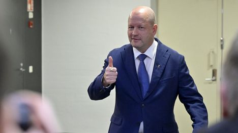 Kansanedustaja Timo Vornanen saapui Helsingin käräjäoikeuteen 11. marraskuuta 2025. Vornasta syytetään muun muassa ampuma-aserikoksesta liittyen tapahtumiin Bar Ihkun edustalla Helsingissä huhtikuussa 2024.