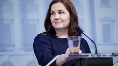 Arkistokuvassa sosiaaliturvaministeri Sanni Grahn-Laasonen sosiaali- ja terveysministeriön mediatilaisuudessa Helsingissä 9. toukokuuta 2025.
