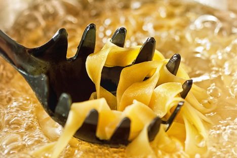 Pasta kannattaa siirtää vedestä pastaottimella kastikkeeseen.