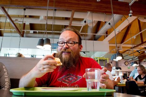 Jussi Kulonen keksi idean pyöräretkestä huomattuaan, että Tampereen ympärillä sijaitsee useita ABC-huoltoasemia rengasmaisesti. Periaate on, että kaikilla viidellä huoltoasemalla tulee nauttia jotain.