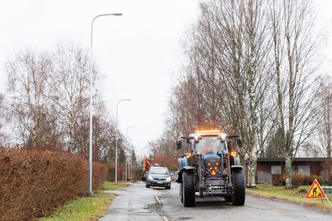 Yrttitien valaisinrivistö hohkaa nyt uutuuttaan. Aiemmin ruostuneet ja vaarallisiksi todetut pylväät uusittiin. Kuvan työt eivät liity valaisintöihin.