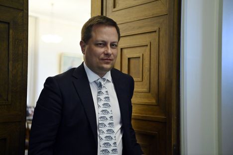 Vilhelm Junnila käytti pesukarhukravattia päivänä, jolloin eduskunta äänesti hänen luottamuksestaan.