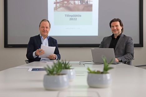 Nokian kaupunginjohtaja Eero Väätäinen (vas.) ja talousjohtaja Mikko Koskela kuvattuna Nokian kaupungin vuoden 2022 tilinpäätöksen esittelyssä. Vuoden 2024 talousarviossa saman kaksikon kädenjälki näkyy voimakkaasti.