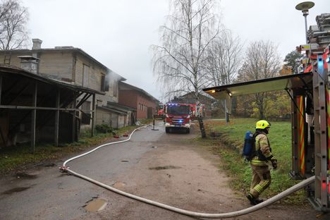 Puinen huoltorakennus savusi tulipalon seurauksena tiistai-iltapäivänä Espoon Karhusaaren taidekeskuksen pihapiirissä.