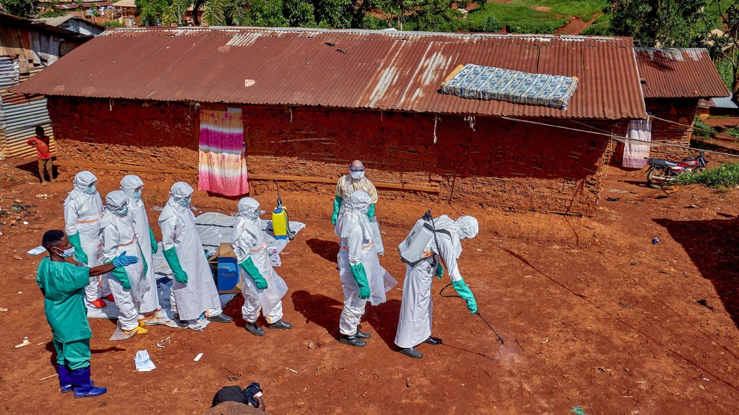 Ebola: American Doctor Evacuated from Congo, Reads Messages of Colleagues' Deaths in Quarantine