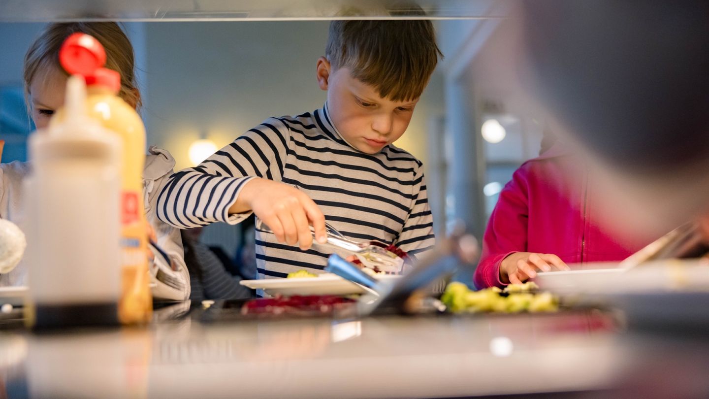 Lapset | Syömiseen on aikaa alle 15 minuuttia Katajanokan ala-asteella