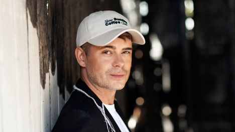 Radiojuontaja Niko Saarinen lopettaa radiossa. Hän kertoi siitä kuulijoille tänä aamuna suorassa lähetyksessä NRJ Saarinen Shöyssä.
